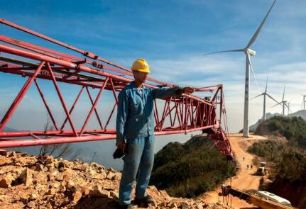 價值百萬風力發(fā)電葉片，被河南村民當蹺蹺板：一片上站20多人