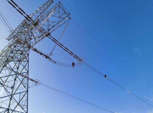 青藏電力聯(lián)網(wǎng)工程反轉(zhuǎn)送電方向，今年已外送藏電共9.6億度