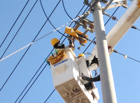 國(guó)網(wǎng)山東壽光供電:寒風(fēng)刺骨帶電消缺 企業(yè)用電穩(wěn)定可靠