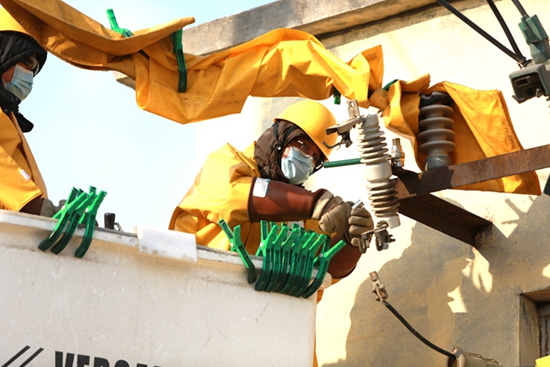 國(guó)網(wǎng)山東壽光供電:寒冷冬日帶電消缺 鄉(xiāng)村用電穩(wěn)定可靠