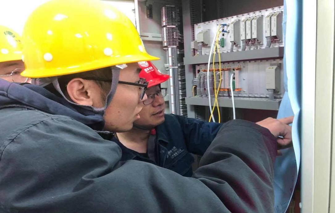 國網(wǎng)平?jīng)龉╇姡荷钊敫脑飕F(xiàn)場，力促青工成長