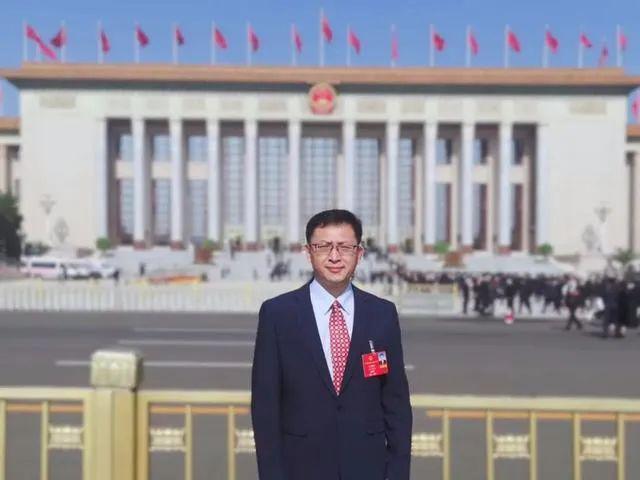 加快推動(dòng)新能源行業(yè) 與人工智能融合創(chuàng)新——訪全國人大代表、樂山太陽能研究院院長姜希猛