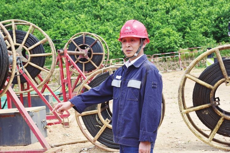 待人熱情寬厚 勤于思考自?。耗暇W(wǎng)超高壓公司柳州局黨委委員、副總經(jīng)理潘濟(jì)猛