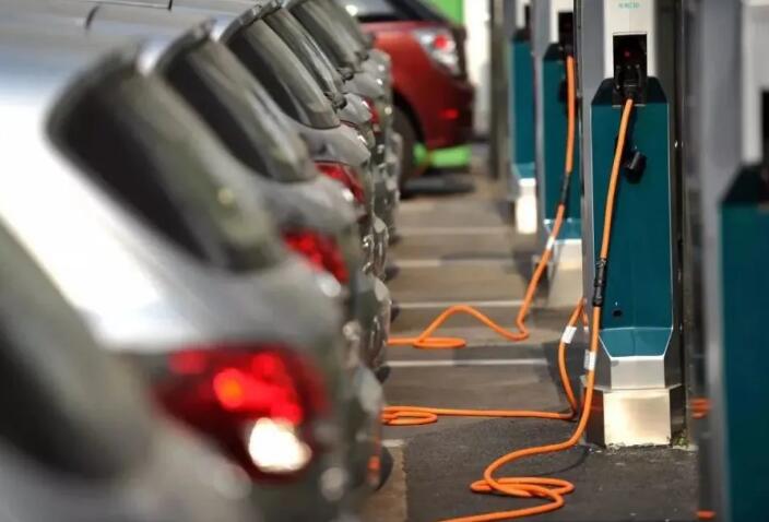 油價(jià)漲怕了，電動(dòng)車主也笑不出