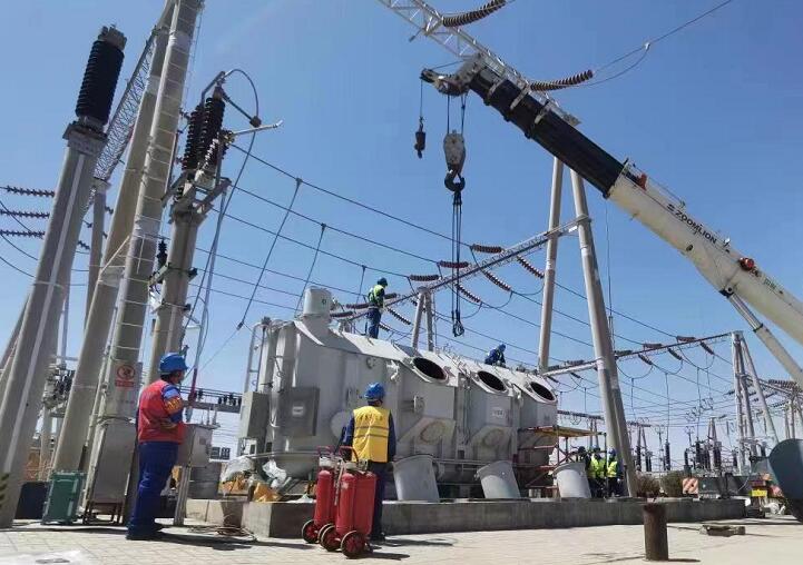 吊罩成功！主變大修工程為“綠色電”保駕護(hù)航
