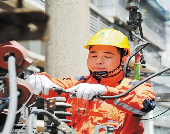 奔走搶修一線(xiàn) 守護(hù)萬(wàn)家燈火——記全國(guó)五一勞動(dòng)獎(jiǎng)?wù)芦@得者楊云飛