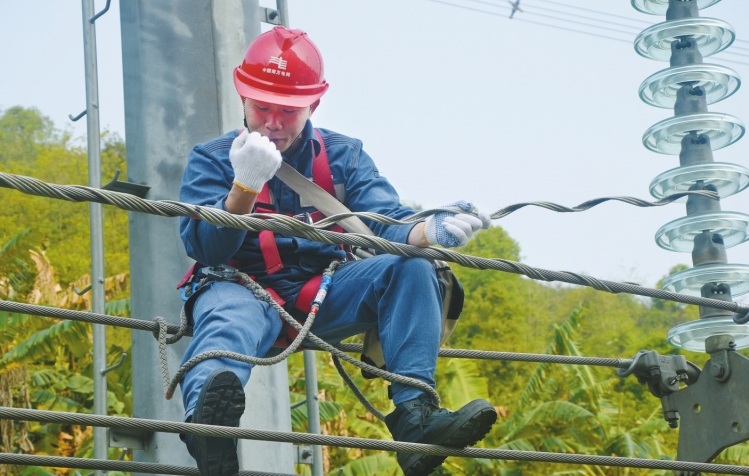 扎根一線、千錘百煉的技能大師——記南網(wǎng)超高壓輸電公司百色局線路運(yùn)檢(帶電)班班長唐勇