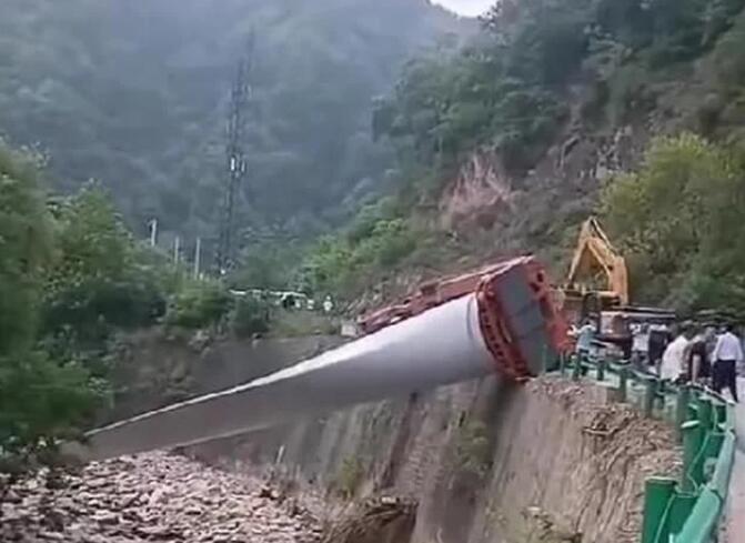 陜西寶雞隴縣：80米風(fēng)電扇葉運(yùn)輸車(chē)歪倒，正救援