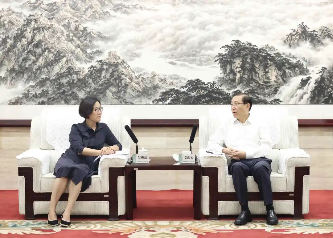 國(guó)家電網(wǎng)董事長(zhǎng)、黨組書(shū)記辛保安與江西省委副書(shū)記、贛州市委書(shū)記吳忠瓊會(huì)談