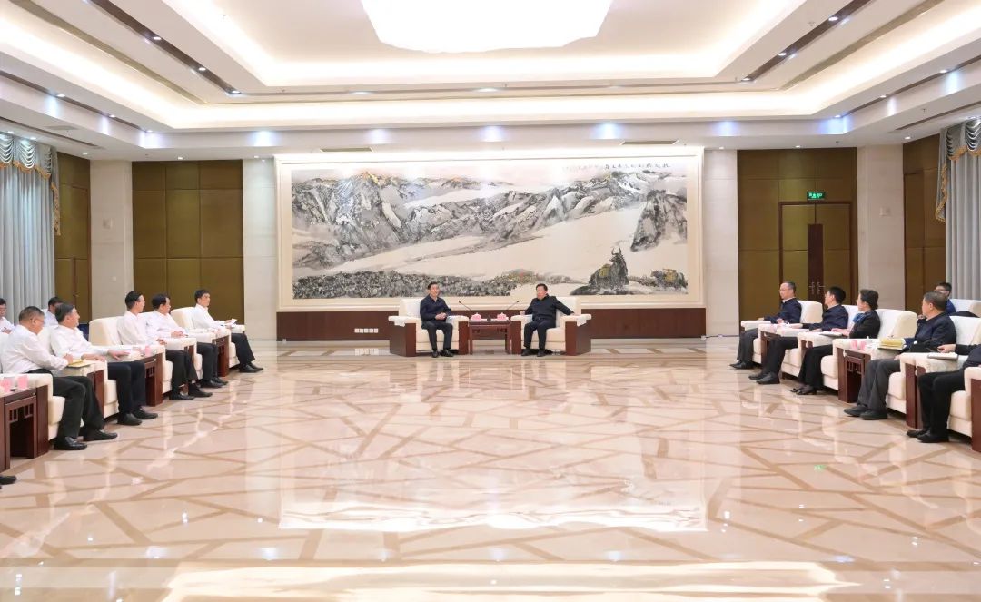 國(guó)家電網(wǎng)公司董事長(zhǎng)、黨組書(shū)辛保安與四川省委書(shū)記王曉暉會(huì)談