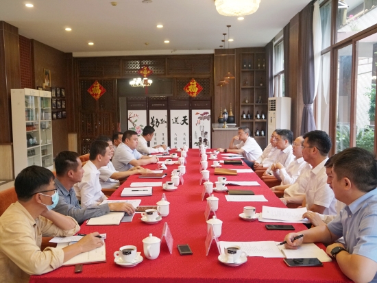 中國電建黨委常委、副總經(jīng)理徐鵬程與海南萬寧市委書記蓋文啟、市長王三防座談