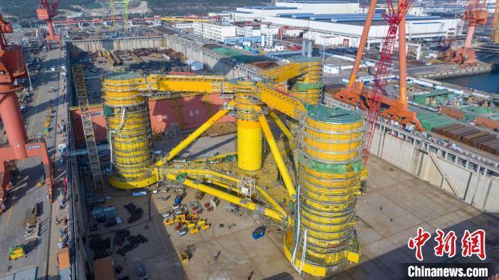 中國首座深遠海浮式風(fēng)電平臺在山東青島完成浮體總裝
