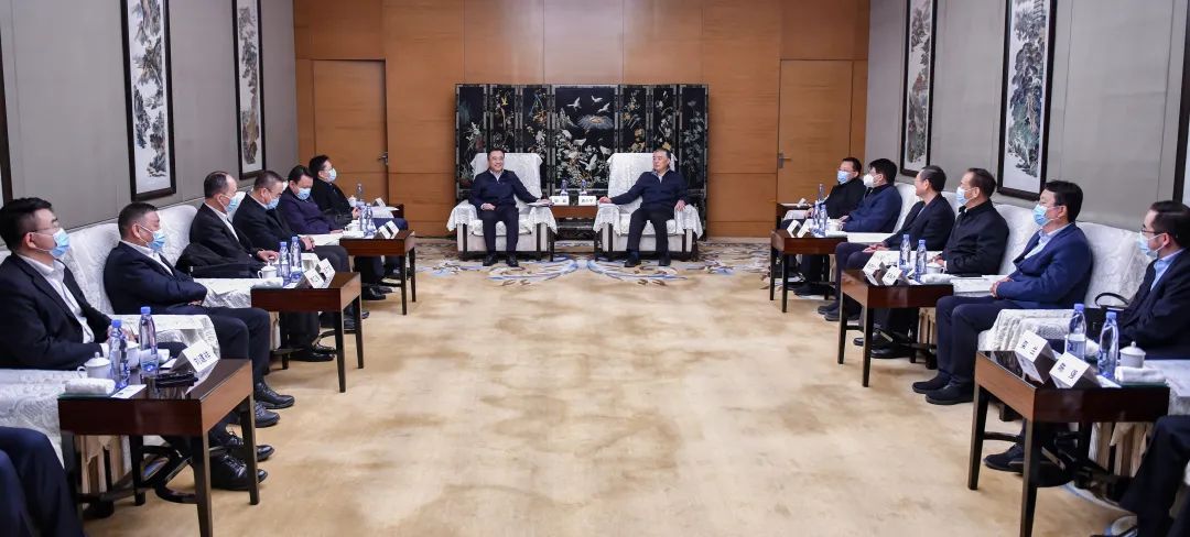 大唐集團(tuán)黨組書記、董事長(zhǎng)鄒磊與陜投集團(tuán)董事長(zhǎng)袁小寧、總經(jīng)理趙軍會(huì)談