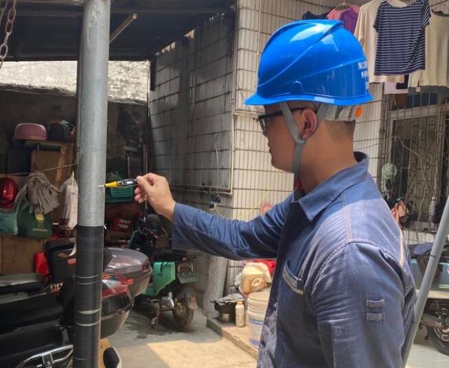 鐵皮屋“全身”帶有220伏電壓??？诠╇娋稚祥T(mén)排險(xiǎn)