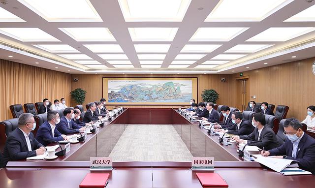 國(guó)家電網(wǎng)董事長(zhǎng)辛保安、總經(jīng)理張智剛與武漢大學(xué)黨委書(shū)記黃泰巖、校長(zhǎng)張平文會(huì)談