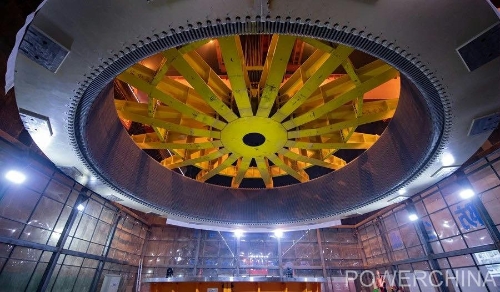 黃河上游在建海拔最高、裝機(jī)容量最大的水電站首臺機(jī)組定子順利吊裝