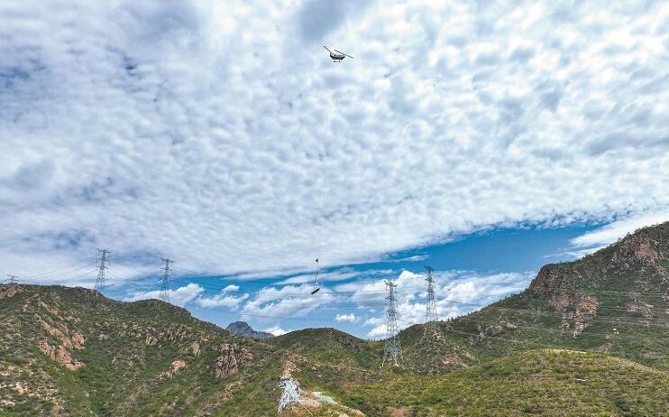 重載無人直升機首次規(guī)?；? width=