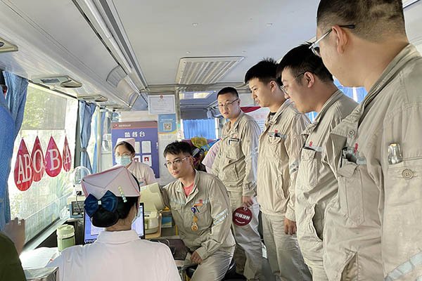 臨汾熱電公司組織“熱血與大愛同流，真情與奉獻(xiàn)同行”無償獻(xiàn)血活動(dòng)