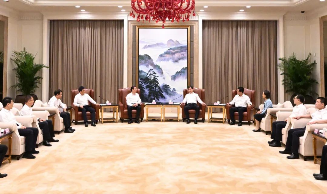 國家電網(wǎng)公司董事長、黨組書辛保安與福建省委書記周祖翼、省長趙龍會談