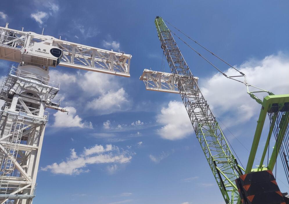 甘肅電投張掖百萬項(xiàng)目160噸塔吊順利安裝、試吊完成