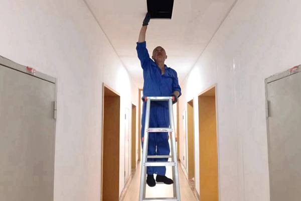 圖為物業(yè)人員利用節(jié)假日對值班宿舍電纜廊道、空調(diào)管道進(jìn)行檢查和維護(hù)