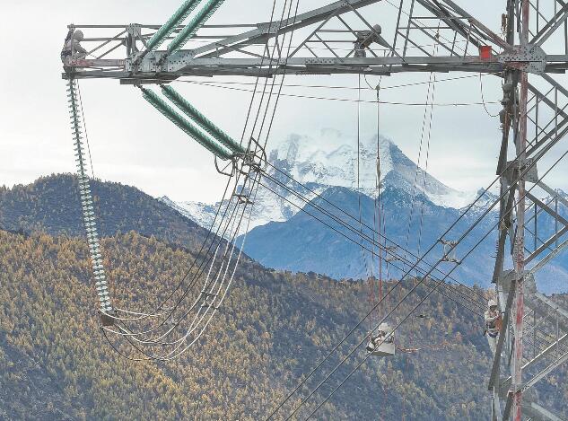 高山絕壁上，帶電消除超高壓線路缺陷