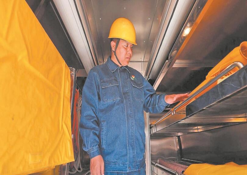 【國網(wǎng)特等勞模】張凱:潛心鉆研強本領(lǐng) 精益求精鑄匠心