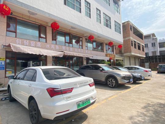 返鄉(xiāng)新能源車主尋覓公用充電樁，鄉(xiāng)村充電補(bǔ)能仍有待解決