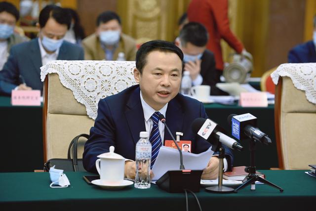 【兩會好聲音】全國人大代表、天能控股董事長張?zhí)烊危和苿印犊稍偕茉捶ā沸抻?，保障國家能源安? /></a></div>
				<div   id=