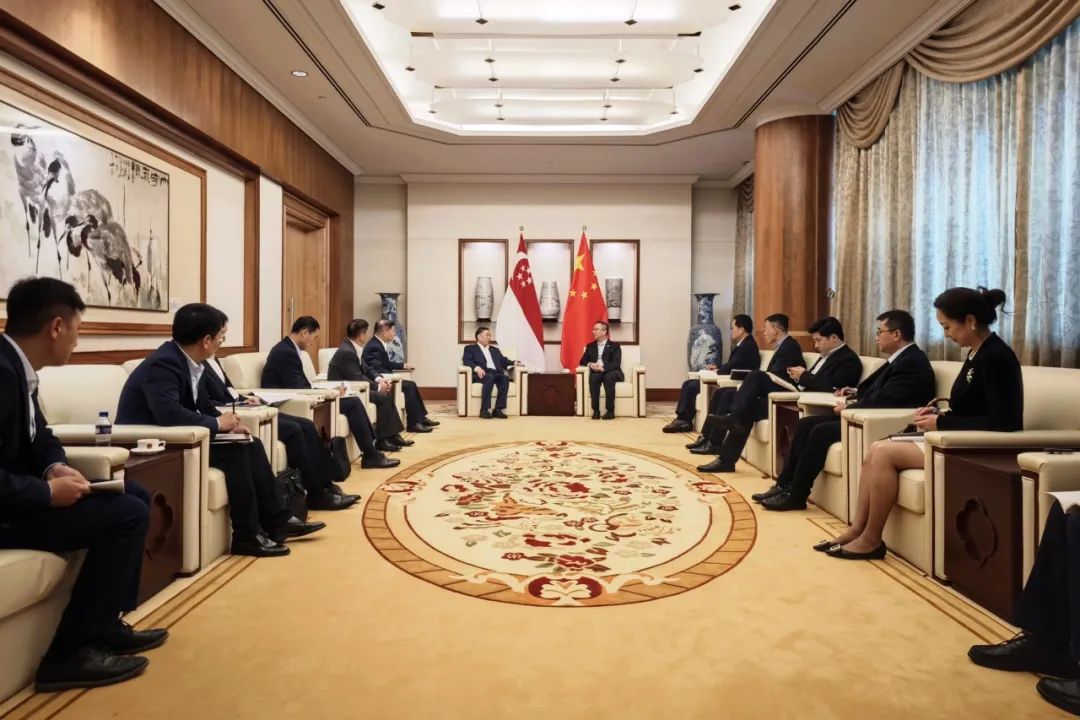 中國能建黨委書記、董事長(zhǎng)宋海良與中國駐新加坡大使館臨時(shí)代辦朱憬會(huì)談