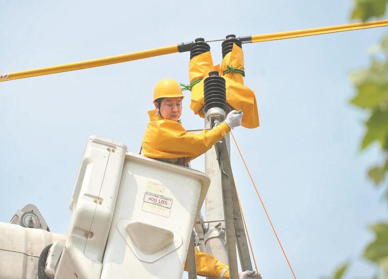 【國網(wǎng)楷模】張毅:帶電作業(yè)先鋒 技術(shù)創(chuàng)新尖兵