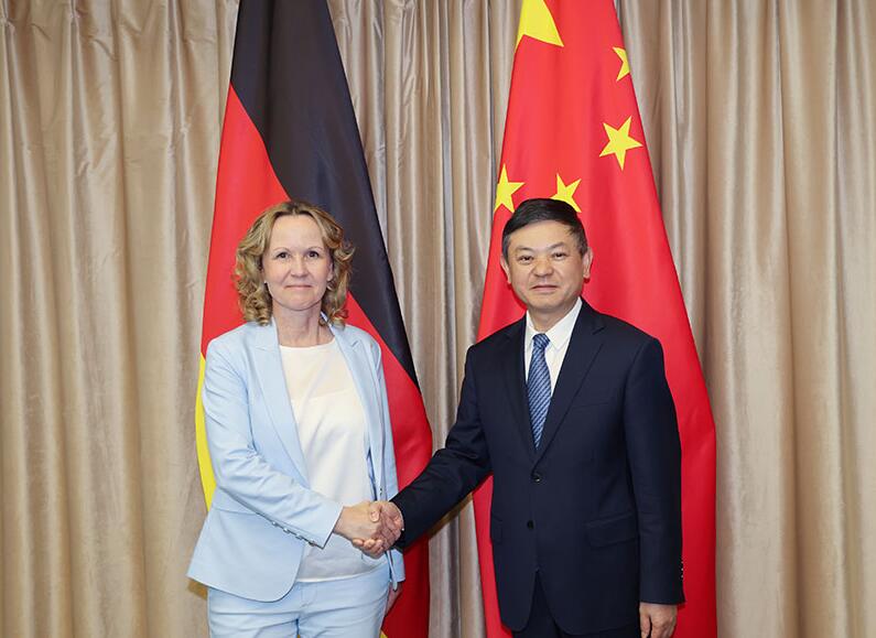 生態(tài)環(huán)境部部長(zhǎng)黃潤(rùn)秋會(huì)見(jiàn)德國(guó)聯(lián)邦環(huán)境、自然保護(hù)、核安全與消費(fèi)者保護(hù)部長(zhǎng)萊姆克