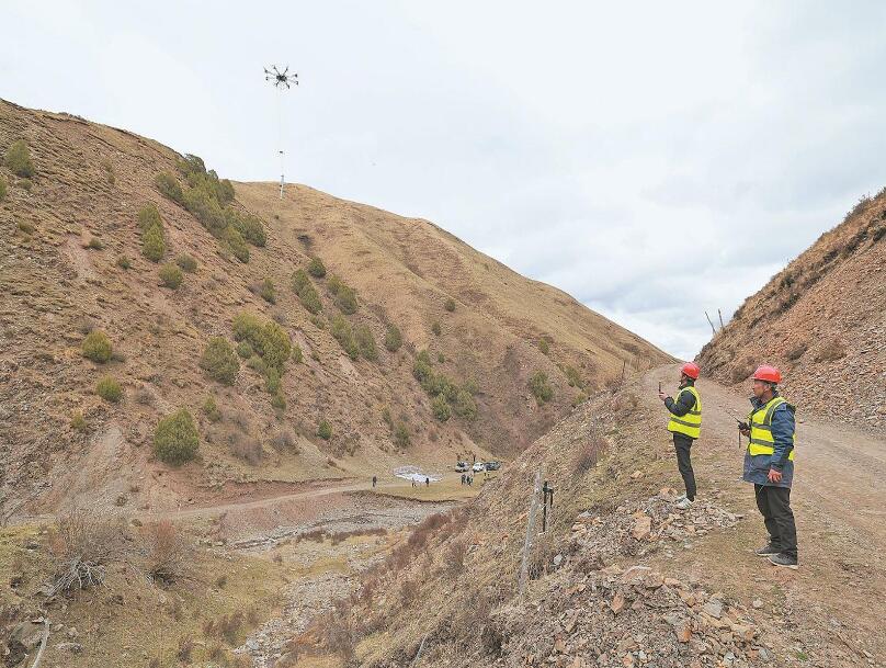 海拔4000米，重載無(wú)人機(jī)吊運(yùn)工程物資