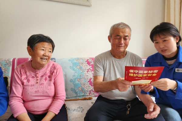 內蒙古電力公司烏海千里山供電公司黨支部、工會、團支部（青工委）開展“蒙電愛心光明行”保密宣傳活動