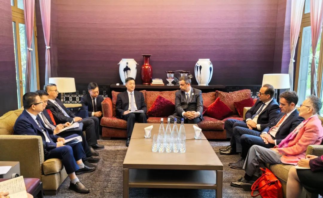 東方電氣集團(tuán)黨組書記、董事長(zhǎng)俞培根與法國電力集團(tuán)董事長(zhǎng)兼首席執(zhí)行官呂克·雷蒙會(huì)談