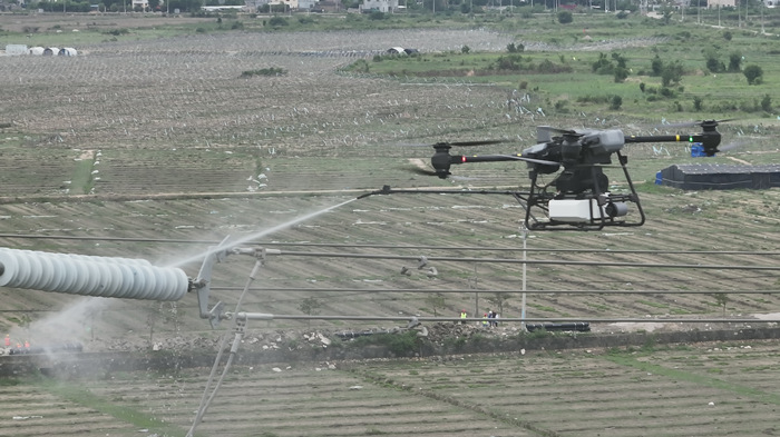 海南電網(wǎng)首次開展規(guī)?；療o人機(jī)沖洗作業(yè)