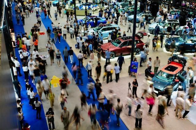 新能源車，熱!燃油車，冷!