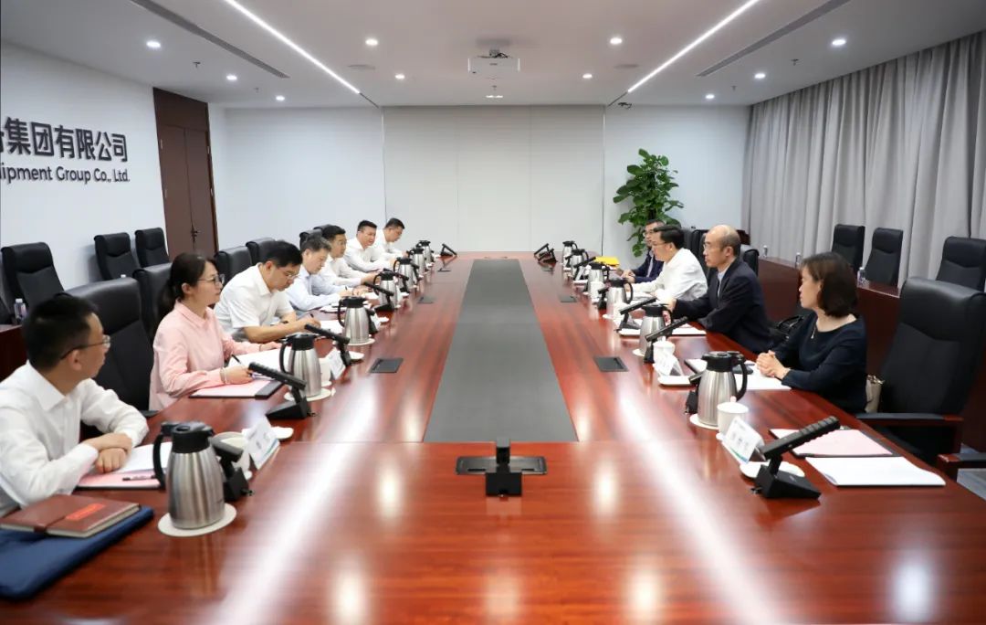 中國電氣裝備黨委副書記、總經(jīng)理周群會(huì)見上海市經(jīng)信委副主任湯文侃