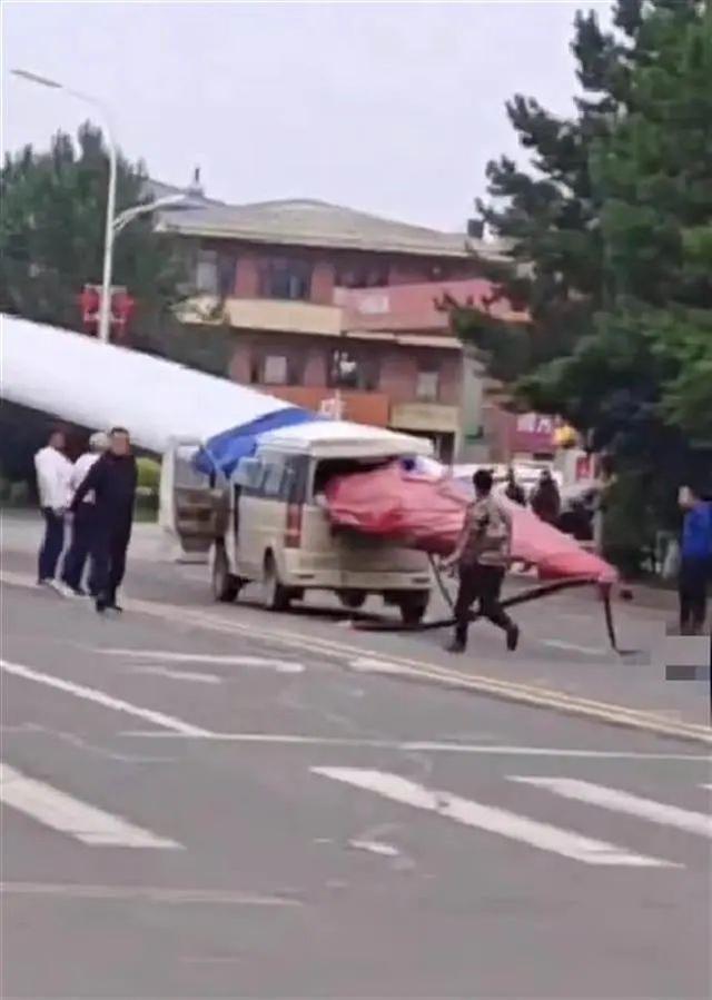 黑龍江一面包車被風(fēng)電機葉片刺穿,知情人:車上載有7人