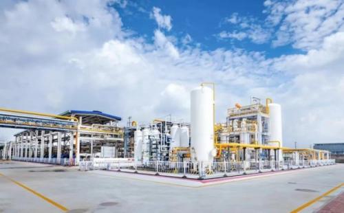 在百年上海龍華機(jī)場(chǎng)變身開展城市更新的上海徐匯西岸地區(qū)，一座傾注綠色低碳技術(shù)的“零碳樓”拔地而起，即將進(jìn)入建筑環(huán)節(jié)中最忙碌、最繁瑣的裝修工程階段。這座“綠色建筑”是東航資產(chǎn)在民航建筑領(lǐng)域的創(chuàng)新探索成果，