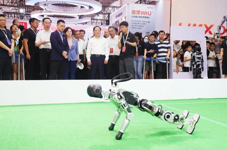 工信部黨組書記、部長金壯龍參觀調(diào)研2024世界機(jī)器人大會