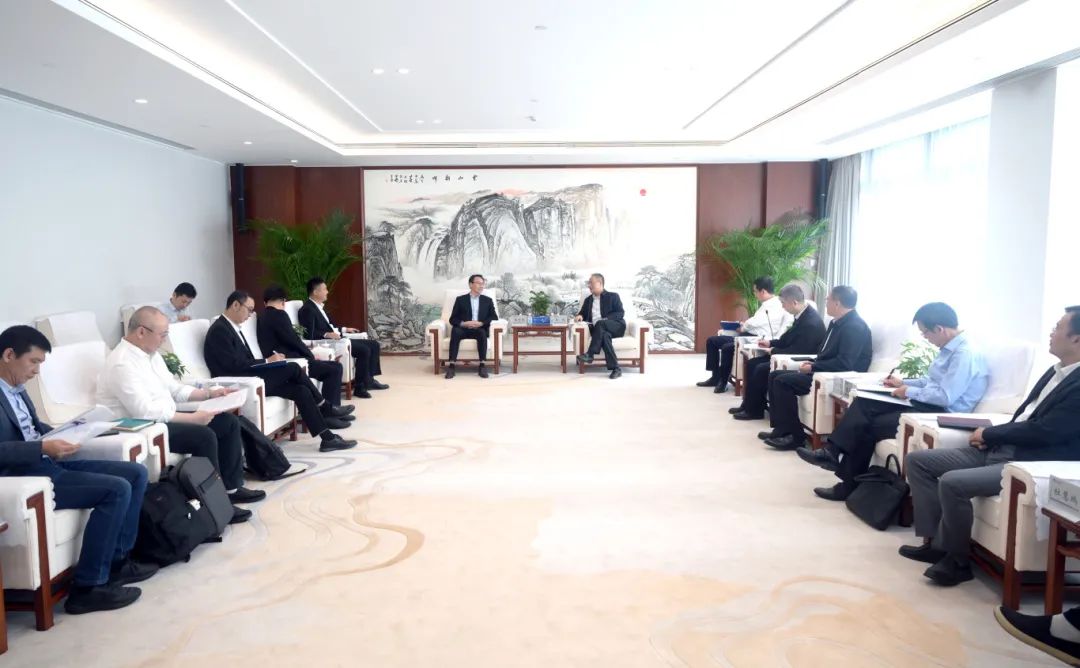 中國電建黨委副書記、總經(jīng)理王斌與深圳環(huán)境水務(wù)集團總裁龔利民舉行會談