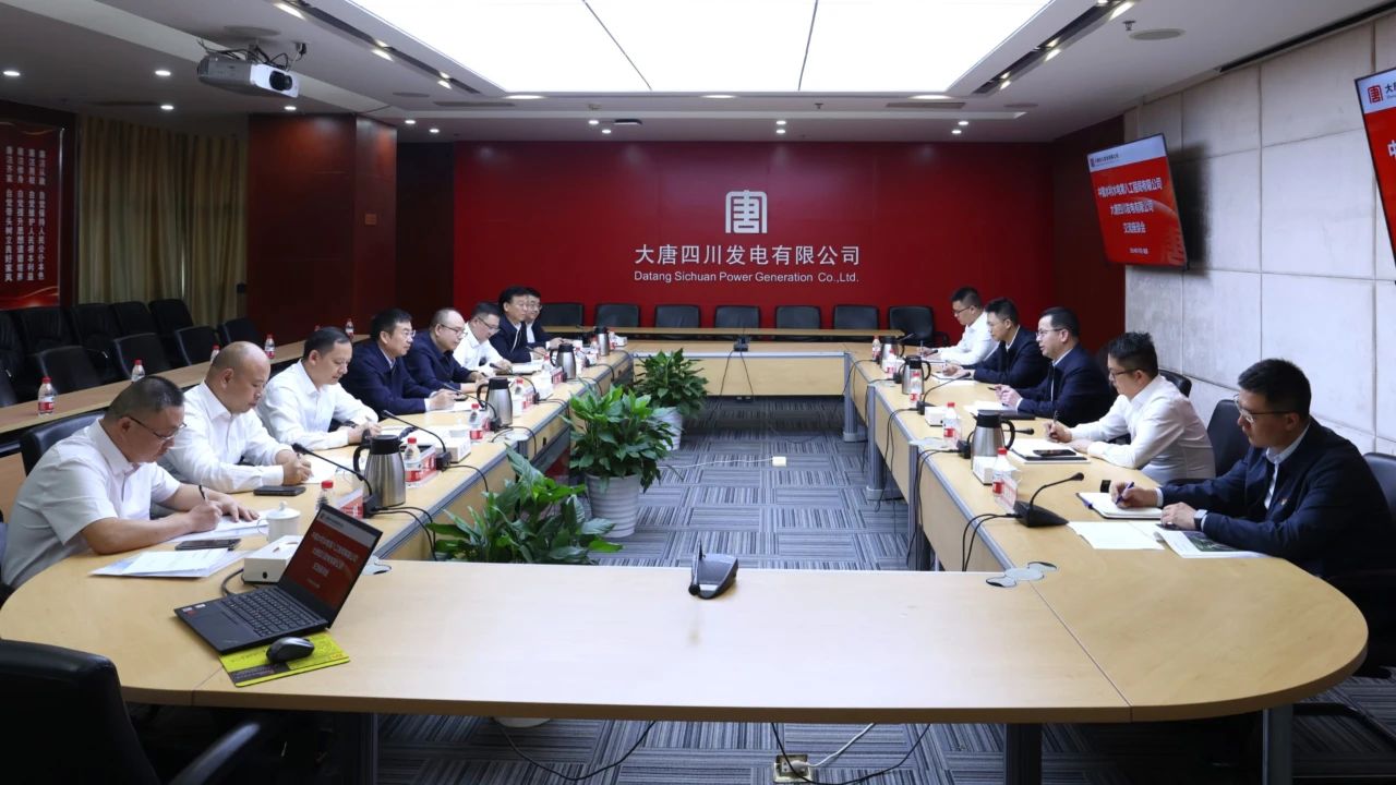 梁華與水電八局黨委書記、董事長(zhǎng)姜清華會(huì)談