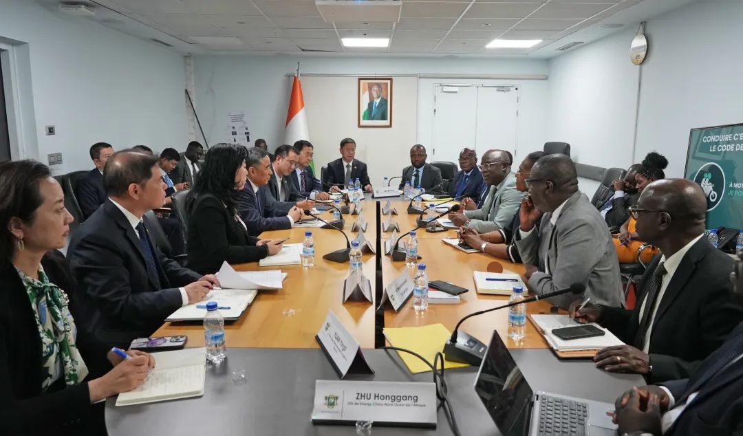 中國能建黨委書記、董事長宋海良與科特迪瓦交通部副部長科內(nèi)·迪奧曼會談