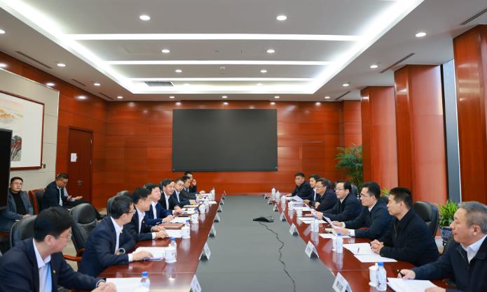 中國能建黨委委員、總經(jīng)濟(jì)師周小能與呼倫貝爾市委書記王旺盛會談