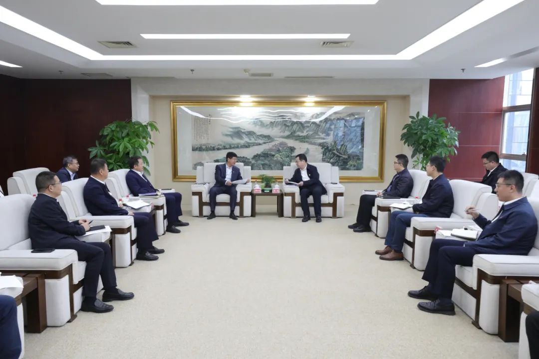 大唐四川公司黨委書記、董事長梁華與中能建西南區(qū)域總部黨委書記、總經(jīng)理，中能建西南投資公司黨委書記、董事長鄒小川會談