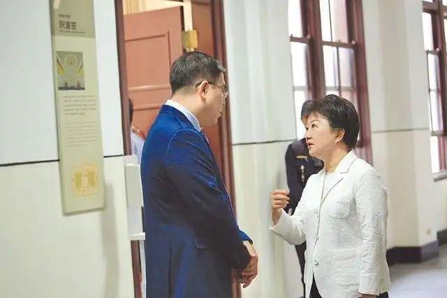 臺(tái)中火力發(fā)電廠環(huán)評(píng)過(guò)關(guān)，盧秀燕怒了，批臺(tái)當(dāng)局成為污染的放水者