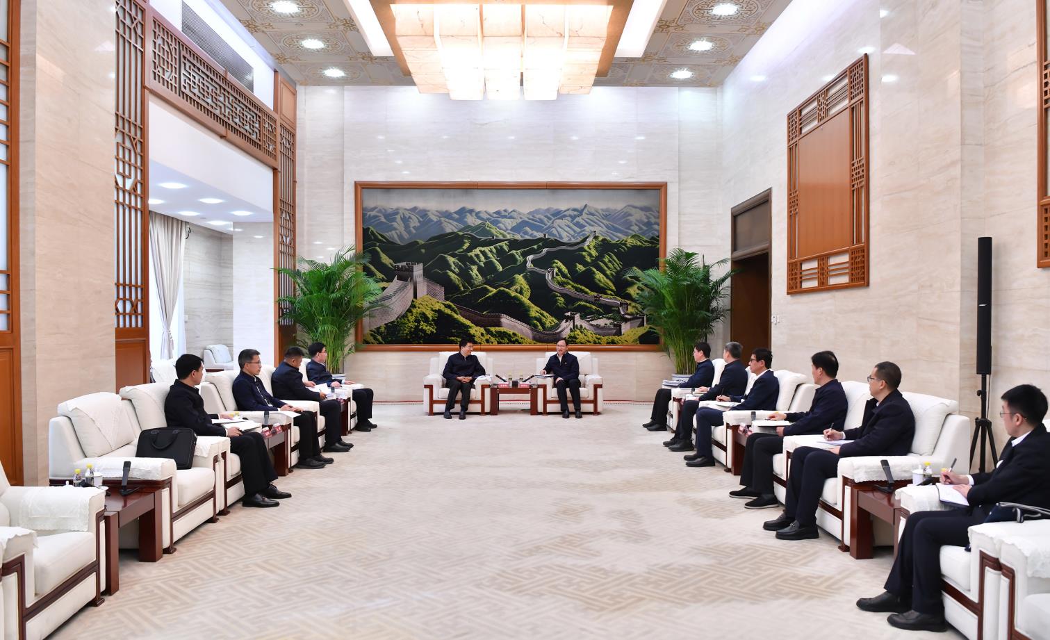 大唐集團(tuán)總經(jīng)理、黨組副書(shū)記張傳江與寧夏回族自治區(qū)副主席買(mǎi)彥州會(huì)談