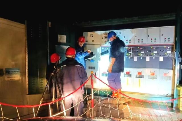 貴州修文供電局:新裝智能設(shè)備 備戰(zhàn)迎峰度冬