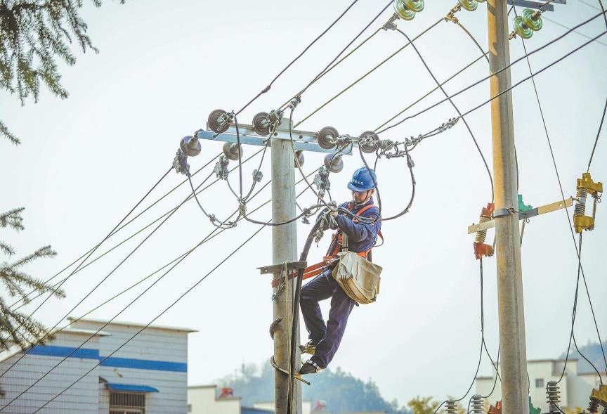 安徽祁門:攻堅(jiān)臺區(qū)增容改造 滿足居民冬季用電需求